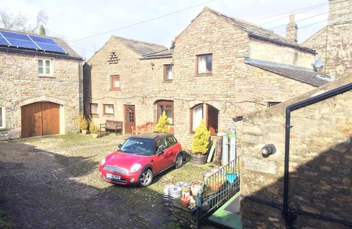 Leyburn Hotel | Cozy Stay at The Fox & Hounds Inn - Pet Friendly Comfort