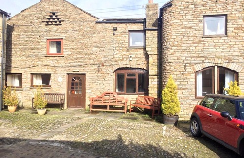 Leyburn Hotel | Cozy Stay at The Fox & Hounds Inn - Pet Friendly Comfort