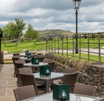 Hollow Meadows Hotel | Experience Comfort at The Fox House by Innkeeper's Collection