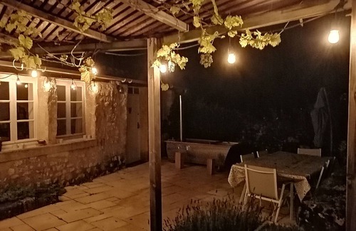 Ronsenac Cottage | Fox House Retreat: Accessible Haven with Pool & Spa