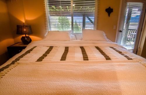 Deroche Bed & Breakfast | Explore The Fraser River's Edge B&B Lodge - 4-Star Retreat