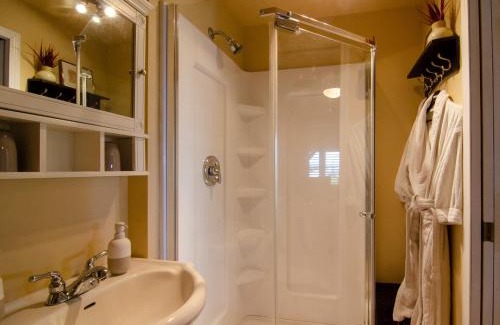 Deroche Bed & Breakfast | Explore The Fraser River's Edge B&B Lodge - 4-Star Retreat