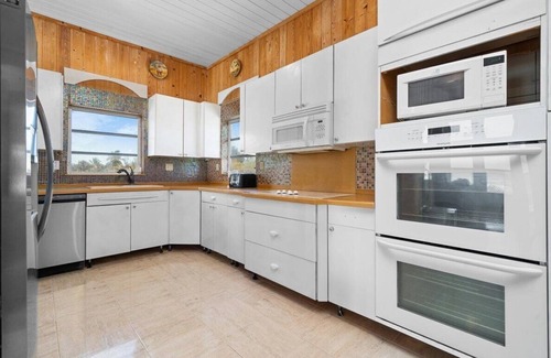 Bouvet Island House | The Frigate: 2-bedroom beachfront house-sleeps 6-in Casuarina Point with a pool.
