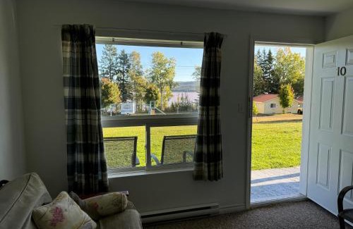 Edgetts Landing Hotel | Pet-Friendly Fundy Rocks Motel with Ocean View and Pool