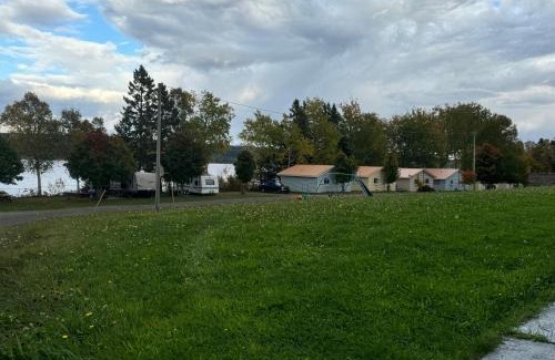Edgetts Landing Hotel | Pet-Friendly Fundy Rocks Motel with Ocean View and Pool