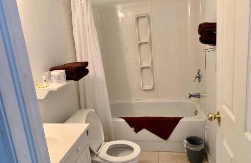 Edgetts Landing Hotel | Pet-Friendly Fundy Rocks Motel with Ocean View and Pool
