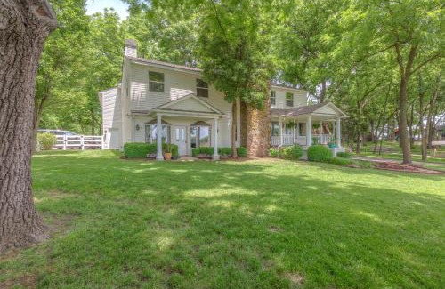 Afton Bed & Breakfast | Discover The Funky Monkey Inn: Rated 10/10 with Pool & Dining