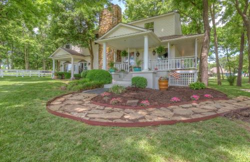 Afton Bed & Breakfast | Discover The Funky Monkey Inn: Rated 10/10 with Pool & Dining