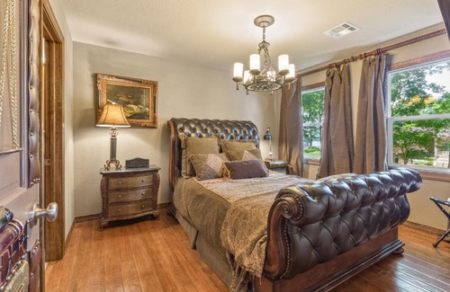 Afton Bed & Breakfast | Discover The Funky Monkey Inn: Rated 10/10 with Pool & Dining