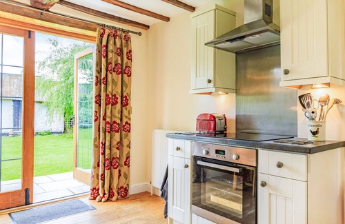 Newton Saint Cyres Cottage | Cozy Pet-Friendly Cottage at The Furrow in Tedburn St Mary
