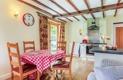 Newton Saint Cyres Cottage | Cozy Pet-Friendly Cottage at The Furrow in Tedburn St Mary