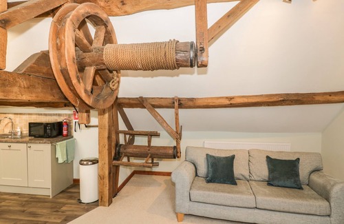 Strefford Cottage | Discover The Gallery: Family-Friendly Stay with Breakfast