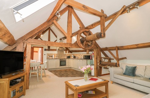Strefford Cottage | Discover The Gallery: Family-Friendly Stay with Breakfast
