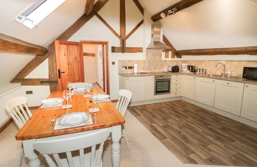 Strefford Cottage | Discover The Gallery: Family-Friendly Stay with Breakfast