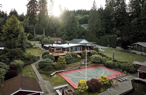 Lake Roesiger House | Elegant Lakehouse Retreat with Ocean View and Kid-Friendly Amenities