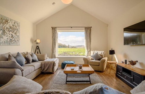 East Ilsley House | Luxury Stay at The Gallops - 5-Star, Pet Friendly Retreat