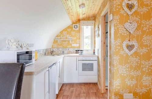 Newton Stewart Cabin | Idyllic Glamping Retreat with Hot Tub and Scenic Views