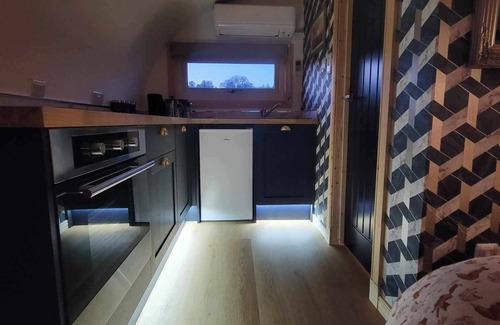 Newton Stewart Cabin | Relax in The Fox's Den: Oceanfront Glamping with Hot Tub