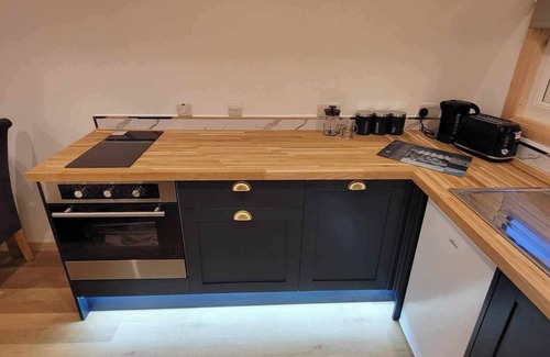 Newton Stewart Cabin | Relax in The Fox's Den: Oceanfront Glamping with Hot Tub