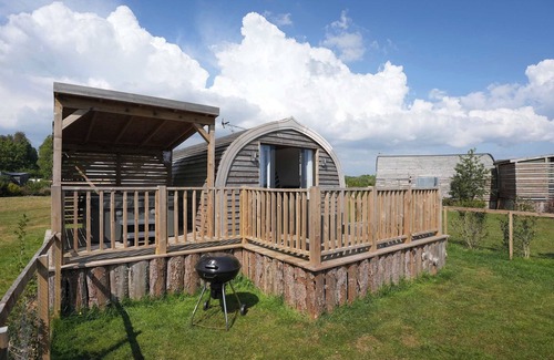 Newton Stewart Cabin | Relax in The Fox's Den: Oceanfront Glamping with Hot Tub