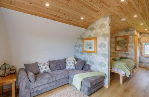 Newton Stewart House | Pet-Friendly Family Glamping Pod with Garden & Hot Tub