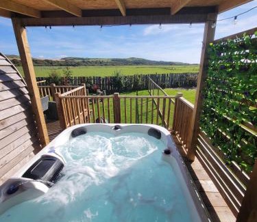 Newton Stewart House | Pet-Friendly Family Glamping Pod with Garden & Hot Tub