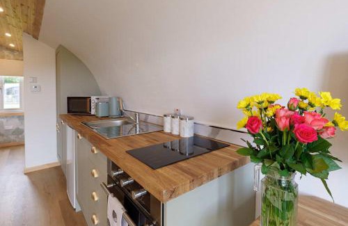 Newton Stewart House | Pet-Friendly Family Glamping Pod with Garden & Hot Tub