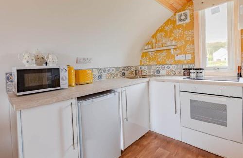 Newton Stewart Apartment | Cozy Couples Retreat with Hot Tub & Scenic Views - The Bee Hive