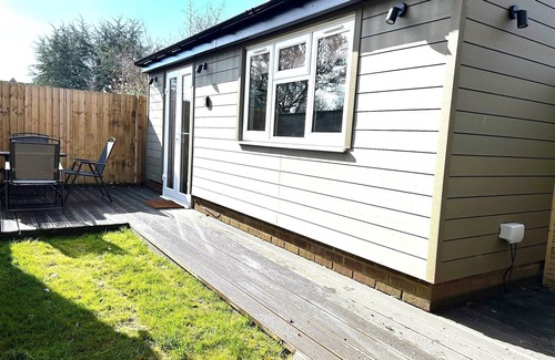 Waltham St Lawrence Cabin | Cozy Garden Cabin: Ideal Village Retreat with Local Pub