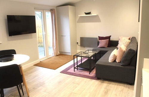 Waltham St Lawrence Cabin | Cozy Garden Cabin: Ideal Village Retreat with Local Pub