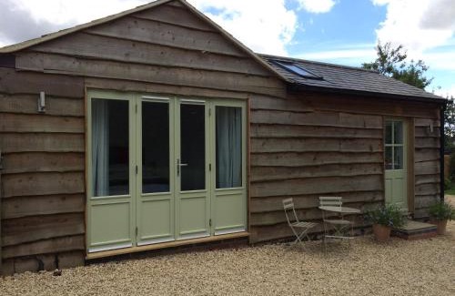 Thorpe Ski Chalet | Experience The Garage: 4-Star Stay with Breakfast & Kitchen