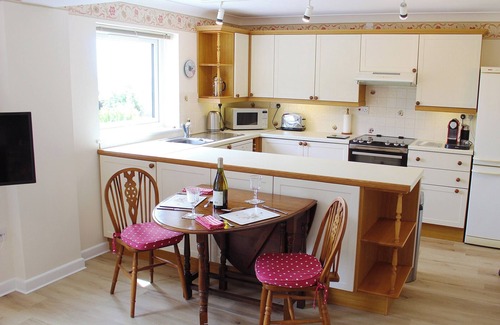 St Wenn Cottage | Pet-Friendly Ocean View 1 Bedroom in Tregonetha, St Columb