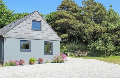 St Wenn Cottage | Pet-Friendly Ocean View 1 Bedroom in Tregonetha, St Columb