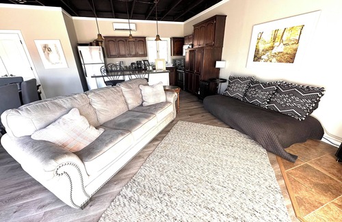 Bucyrus House | Discover The Garden Carriage House: Pet-Friendly Retreat