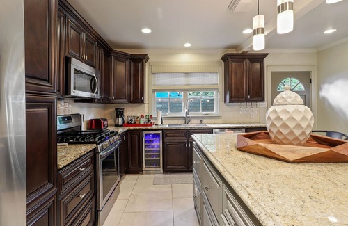 Roseland Terrace Historic District House | Garden District Retreat: A Perfect Stay Near It All!
