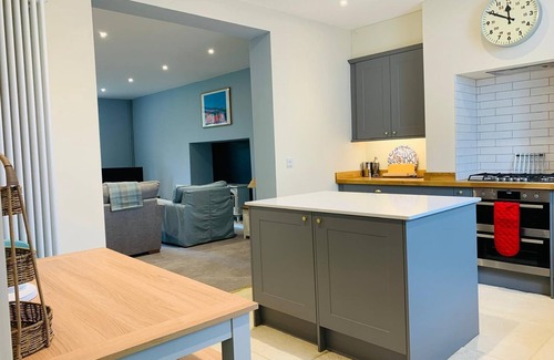 Bridport Apartment | Elegant Georgian Garden Flat with Breakfast & Family Amenities