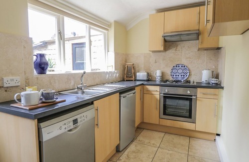 Harrogate Cottage | Family-Friendly Garden Flat in Harrogate with Kitchen