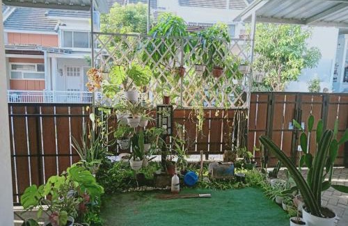 Dinoyo Villa | Family-Friendly The Garden Homestay Syariah Near Batu