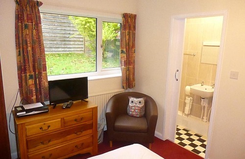 Knighton Bed & Breakfast | Cozy Escape at The Garden House B&B with Breakfast Included
