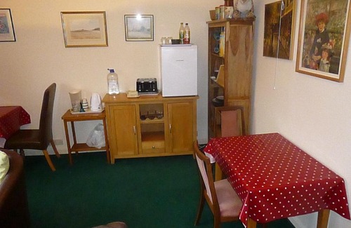 Knighton Bed & Breakfast | Cozy Escape at The Garden House B&B with Breakfast Included