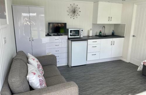Saint Ann's Chapel Apartment | Cozy Garden Room Stay in Cornwall with Hot Tub & Breakfast