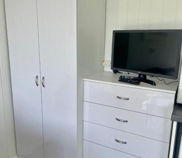 Saint Ann's Chapel Apartment | Cozy Garden Room Stay in Cornwall with Hot Tub & Breakfast