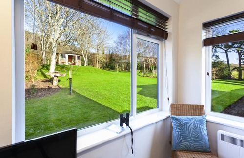 Minehead Apartment | Top-Rated Garden Studio in Woodcombe: Pet Friendly & Breakfast