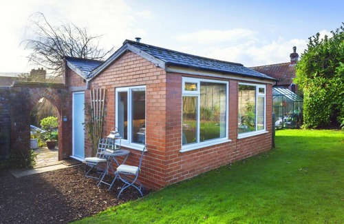 Minehead Apartment | Top-Rated Garden Studio in Woodcombe: Pet Friendly & Breakfast