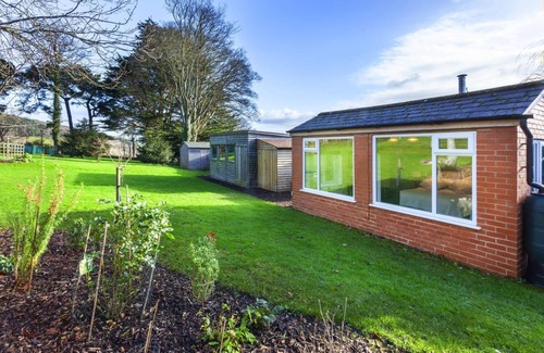 Minehead Apartment | Top-Rated Garden Studio in Woodcombe: Pet Friendly & Breakfast