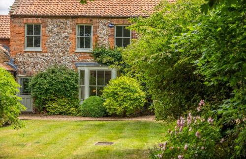 Burnham Market House | Experience Comfort at The Gardens - Pet and Child Friendly