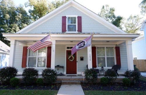 Columbia House | Relax at The Garnet Door Bungalow - Your Perfect Escape