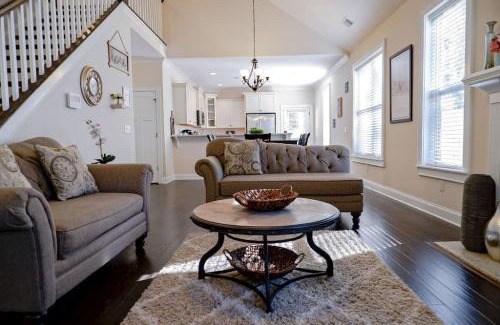 Columbia House | Relax at The Garnet Door Bungalow - Your Perfect Escape