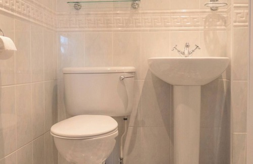 Pittenweem House | Elegant Gate House Cottage with Pool and Spa Amenities