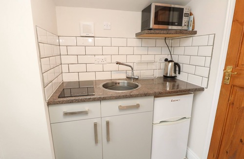 Godshill Cottage | Pet-Friendly The Gate House: Your Ideal Wroxall Getaway